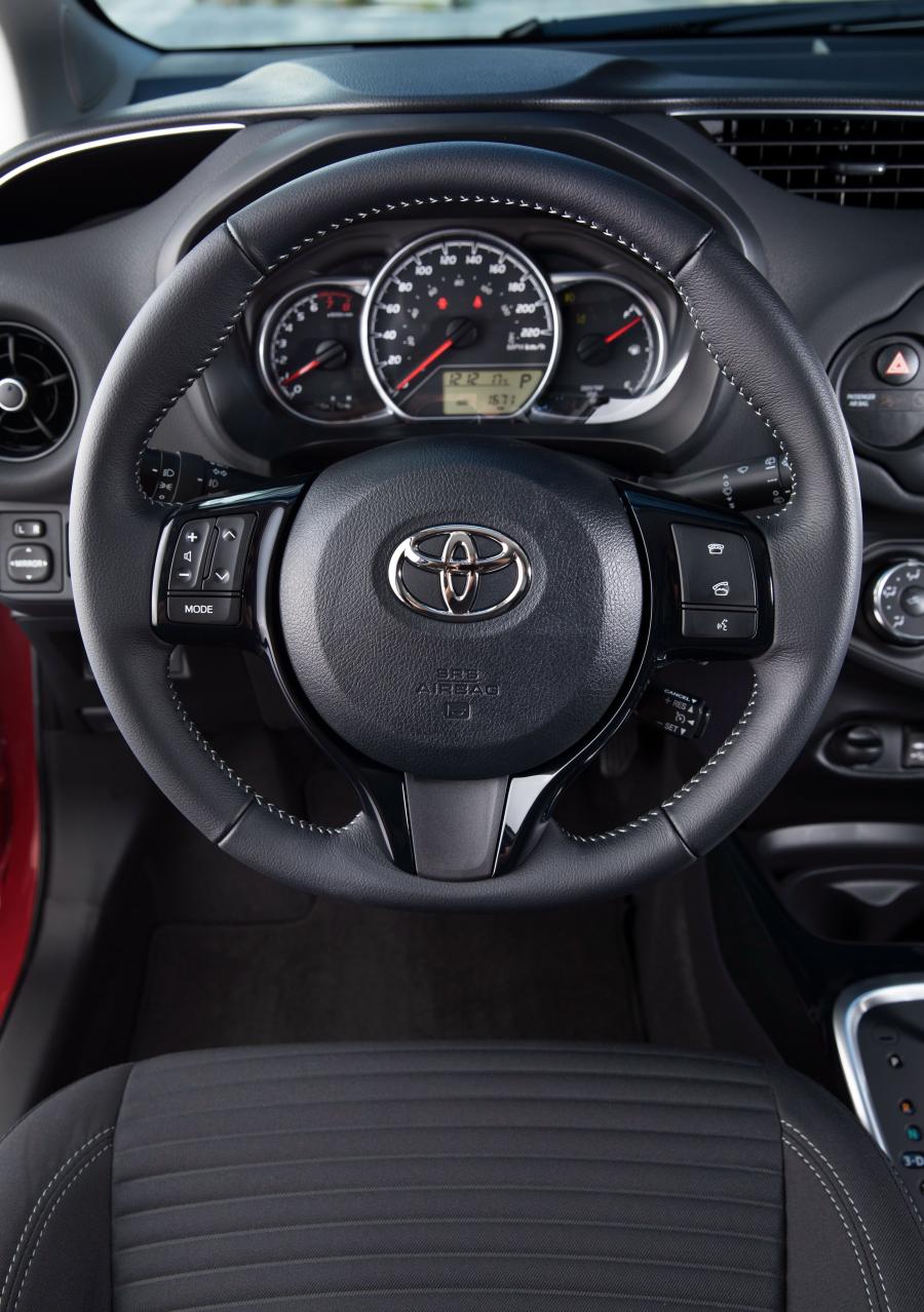 Панель приборов Toyota Yaris SE 2017 года  (NA) (фото 26 из 32)